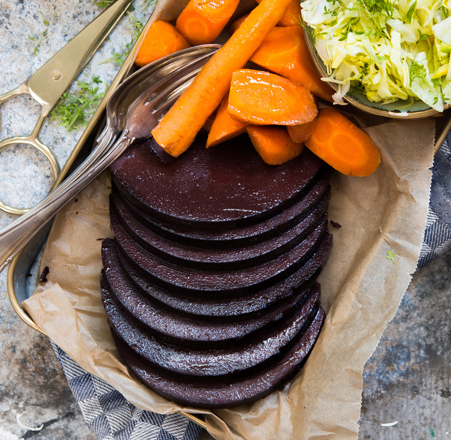 73_blodpudding_med_bakad_morot_samt_citrusmarinerad_vitkal_och_fankal.jpeg