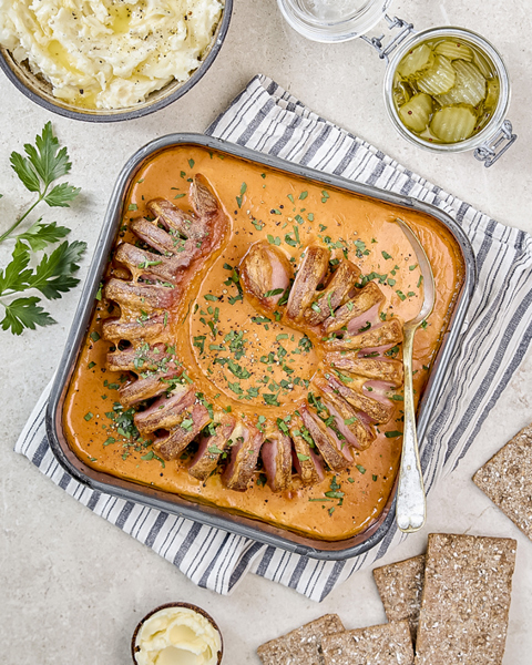 1.Ugnsbakad Falukorv med gräddig tomatsås_beskuren2025.jpg